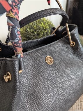 ANNE KLEIN Black Pebbled Faux Leather Handbag With Tie